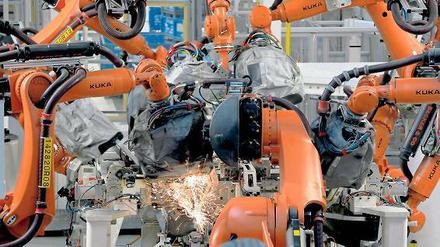 Zusammenarbeiter. In Händlers Roman entstehen im Geheimlabor kooperative Roboter. Hier deren Kollegen im Volkswagenwerk in Wolfsburg. 