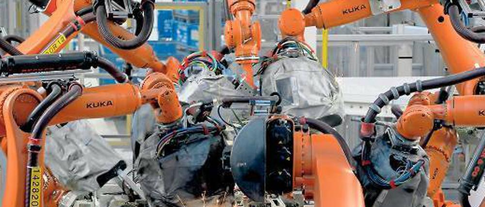 Zusammenarbeiter. In Händlers Roman entstehen im Geheimlabor kooperative Roboter. Hier deren Kollegen im Volkswagenwerk in Wolfsburg. 