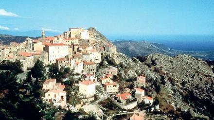 Trügerisch. Unter mediterraner Unbeschwertheit – hier das Bergdorf Belgodere – lauern auf Korsika die Wunden der Geschichte.