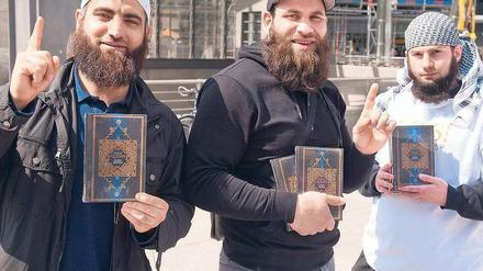 Allah ist der Einzige. Dafür steht der Zeigefinger. Junge Berliner Salafisten verteilen den Koran. 