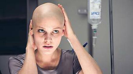 Tapfer. Sophie (Lisa Tomaschewsky) nach der Chemotherapie. Foto: Universum Film/dpa
