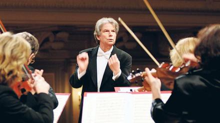 Seit 1982 ein Team. Hartmut Haenchen mit seinem Orchester, hier bei einem Auftritt im Berliner Konzerthaus. 