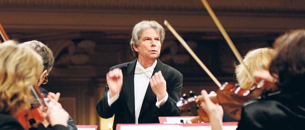 Seit 1982 ein Team. Hartmut Haenchen mit seinem Orchester, hier bei einem Auftritt im Berliner Konzerthaus. 