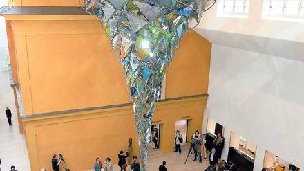 Wirbelwerk. Olafur Eliassons acht Meter hohes Lichtobjekt im Zentrum des Atriums ist ein Kaleidoskop aus 450 Glasdreiecken. Foto: dpa