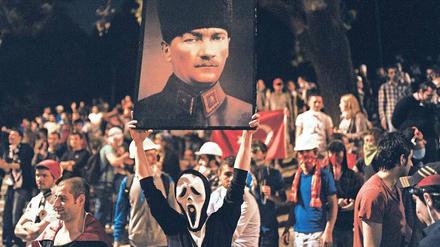 Schrei so laut du kannst. Ein Demonstrant hält am Mittwoch in Istanbul ein Bild von Staatsgründer Mustafa Kemal Atatürk in die Höhe.