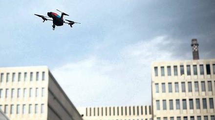 Spiel mit dem Überwachungsstaat. Eine von einem Demonstranten gelenkte Drohne fliegt in Berlin während eines Protest-„Spaziergangs“ vor dem Neubau des Bundesnachrichtendienstes. Zu der Demo hatten diese Woche Netzaktivisten aufgerufen.