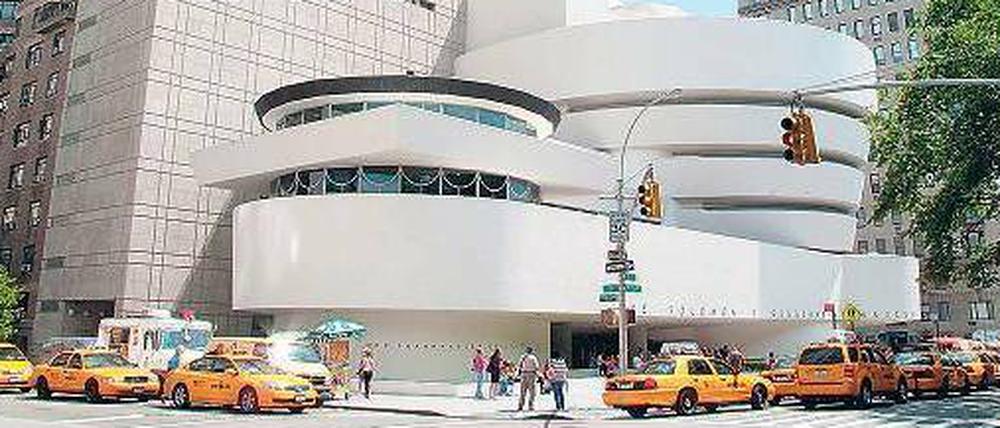 Ein Modell für Berlin? Das New Yorker Guggenheim Museum, nach einem 1943 skizzierten Entwurf von Frank Lloyd Wright 1959 eröffnet – daneben links der 1992 fertig gestellte, schmucklose Anbau. 