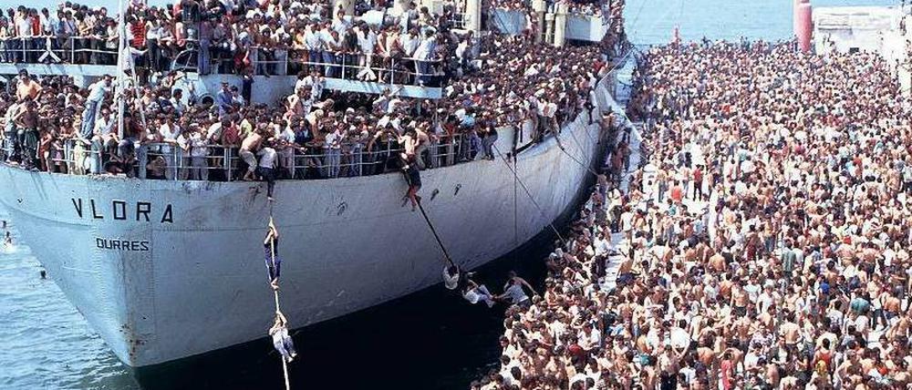 Massenexodus. Im August 1991 stürmten 20 000 Menschen die „Vlora“, den einzigen albanischen Ozeandampfer, und zwangen den Kapitän, Kurs auf Italien zu nehmen. Dort wurden sie interniert und in ihr krisengeschütteltes Land zurückgeschickt. Foto: dpa/pa