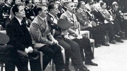 Seltener Gast. Reichskanzler Adolf Hitler (2.v.l.) besuchte die Museumsinsel während der NS-Zeit nur ein Mal - bei der Eröffnung der Ausstellung „Altjapanische Kunst“ im Pergamonmuseum am 1. März 1939.