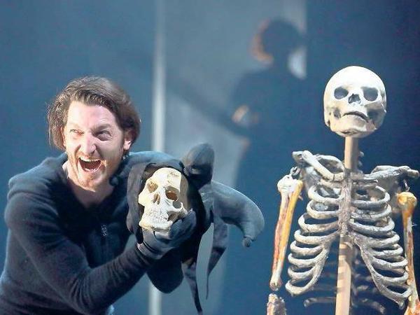 Zappeln statt zaudern. Christopher Nell gibt den Hamlet im Berliner Ensemble.
