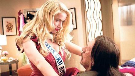 Widerstand zwecklos. Miss San Antonio (Amber Heard) im Tête à Tête mit Machete (Danny Trejo). 