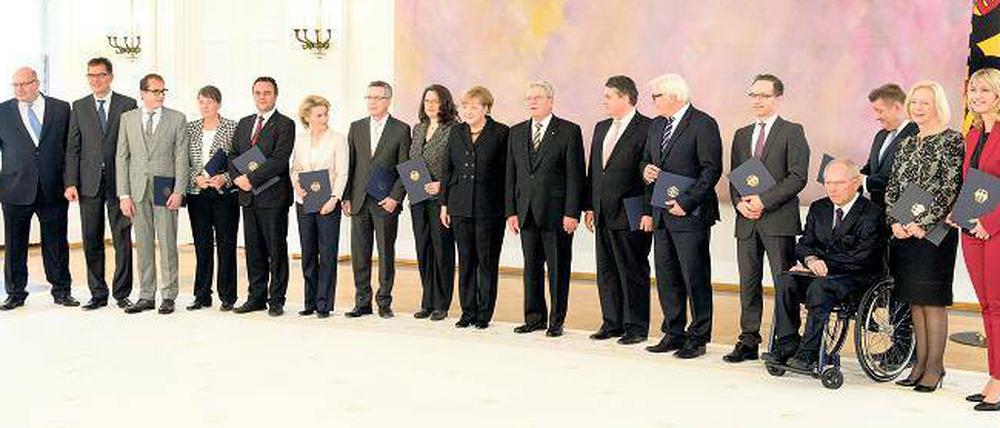 Bundespräsident Joachim Gauck überreicht den Ministern der großen Koalition am 17. Dezember ihre Ernennungsurkunden.