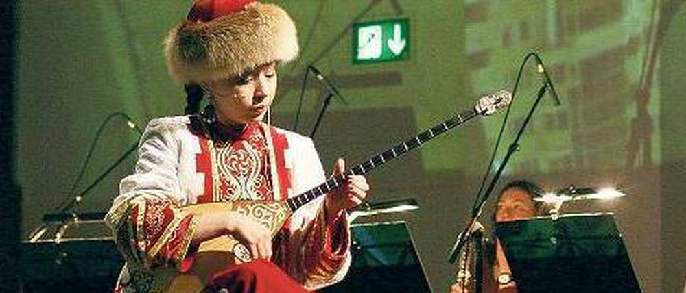 Töne, Tänze, Trachten. Ulzhan Baibussynova aus Kasachstan gehört zum Ensemble von „Dede Korkut“. 