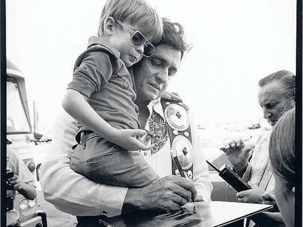 Im Rampenlicht. John Carter Cash auf dem Arm seines Vaters Johnny Cash.