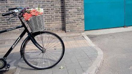 Der frische Strauß im Fahrradkorb als Protest. Das Haus von Ai Weiwei wird Tag und Nacht überwacht. Sein Reisepass wurde ihm vor drei Jahren weggenommen.