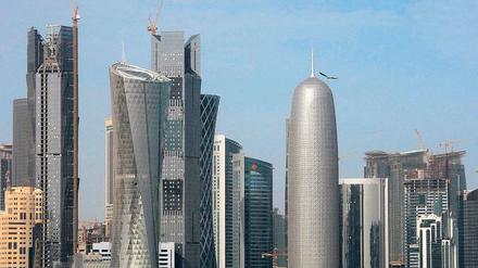 Schein und Sein. Die Skyline von Doha, der Hauptstadt des Emirats Katar, simuliert nur Großstadt. Wehe, man verirrt sich zwischen die Türme.