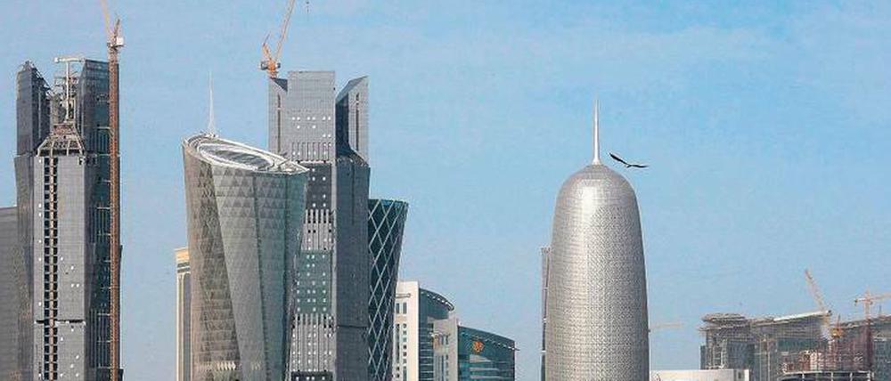 Schein und Sein. Die Skyline von Doha, der Hauptstadt des Emirats Katar, simuliert nur Großstadt. Wehe, man verirrt sich zwischen die Türme.