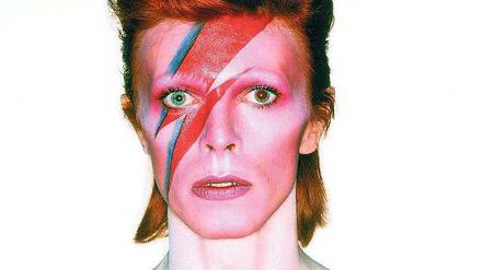 Glamourboy. Brian Duffy hat David Bowie 1973 für das Albumcover von „Aladdin Sane“ fotografiert.