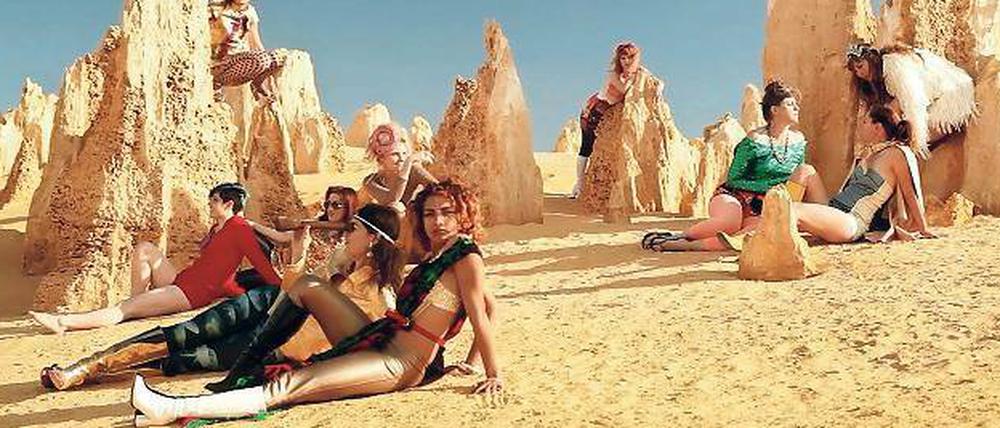 Sandkastenspiele. Die Berliner Künstlergruppe Chicks on Speed fand für Luis Buñuels „Räuberszene“ ganz eigene Bilder. 