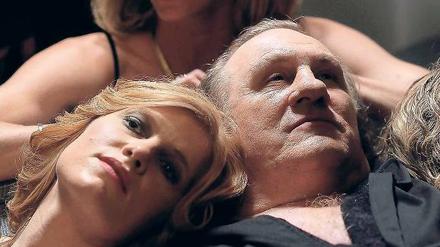 Skandal! Gérard Depardieu spielt einen sexsüchtigen Banker, Ähnlichkeiten mit lebenden Personen beabsichtigt. 