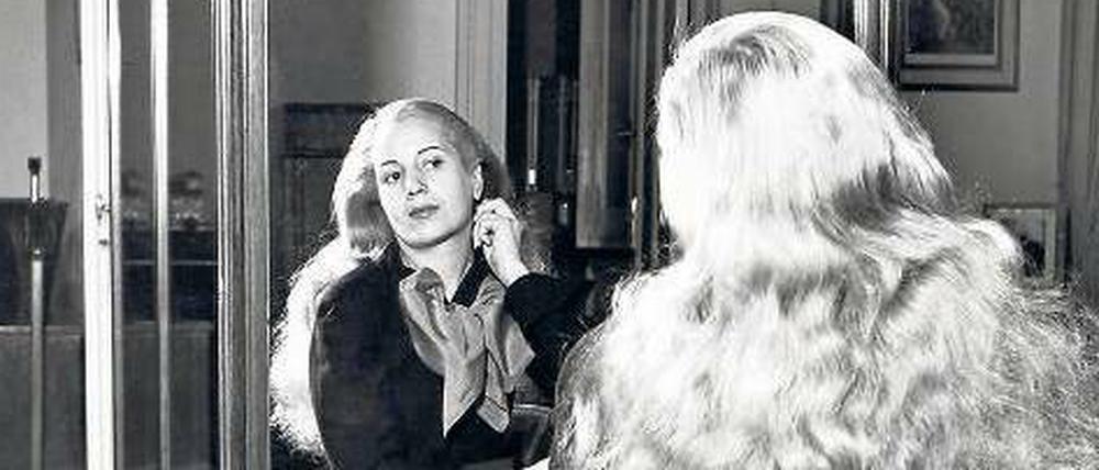 Porträt mit Spiegebild von Evita Peron aus dem Jahr 1950.