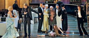 Warte, warte nur ein Weilchen. Szene aus Jürgen Flimms Inszenierung von Händels „Trionfo“, im Bühnenbild von Erich Wonder. 