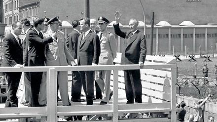 Sportsfreunde. Kennedy, Brandt und Adenauer am Checkpoint Charlie – im Jahr von Brandts Olympiavorstoß, 1963.