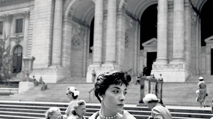 Ein unbeobachteter Moment. Passantin in New York, von Vivian Maier um 1960 fotografiert.