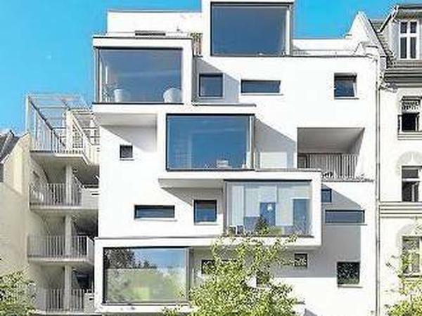 Wohnregal. Das Haus in der Christburger Straße 13 vereint Wohnungen, Praxen, Ateliers, Büros, ein Restaurant – es stammt von Kaden und Partner.