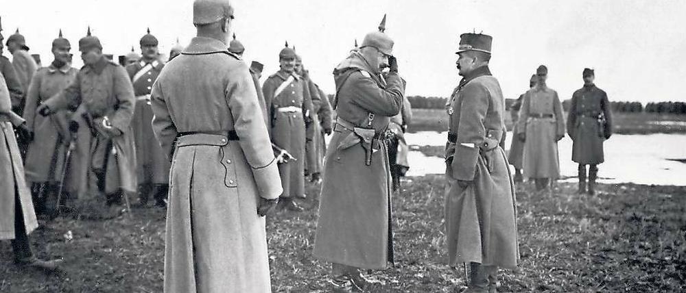 Kaiser Wilhelm II. bei einem Truppenbesuch in Galizien.