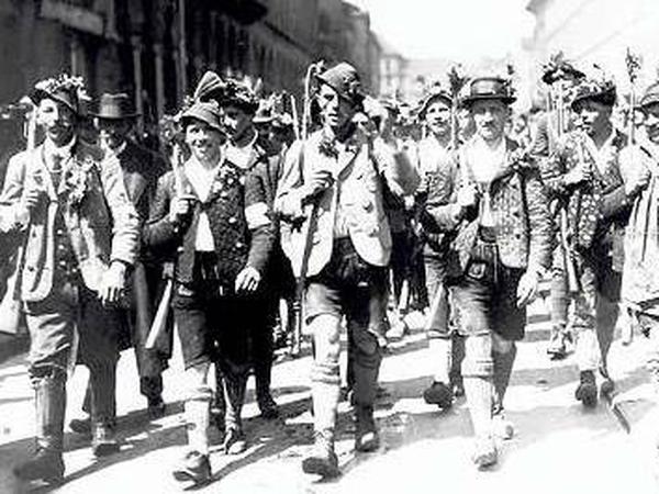 Eine Abteilung des Werdenfelser Freikorps in Tracht, die mithalf, die Räterepublik blutig zu beenden, auf dem Marsch durch die Straßen Muenchens, 1919.