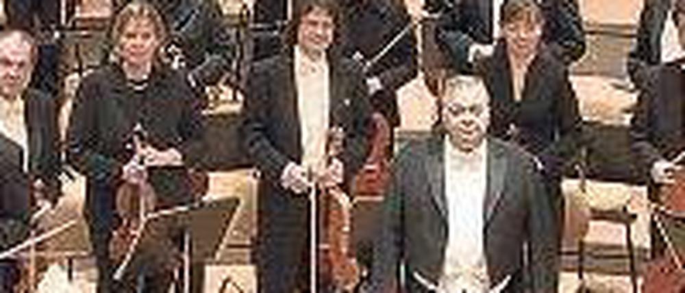 Überlebenskünstler. Dirigent Lior Shambadal im Kreise seiner Musiker. 