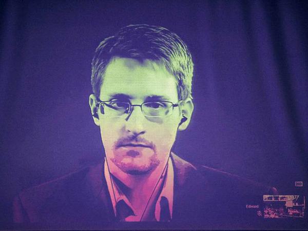 Phantom-Bild. Edward Snowden während einer Videokonferenz in Straßburg am 24. Juni 2014.