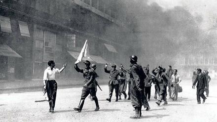 Weiße Fahne. Deutsche Soldaten im August 1944 in Paris, Avenue de l’Opéra.