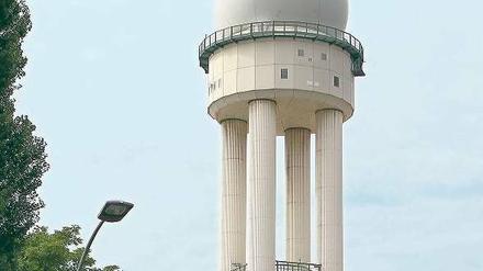 Der Radarturm auf dem Tempelhofer Feld