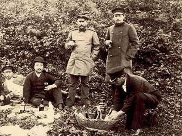 Picknick im Grauen. Tschechow (rechts stehend) mit japanischen Diplomaten.