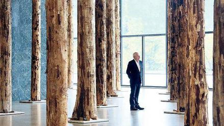 Holz und Glas in Harmonie. Der Architekt David Chipperfield eröffnet seine „Intervention“ im Mies van der Rohe-Tempel.