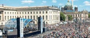 Platzkonzert. 42 000 Besucher erlebten am 1.Juni 2014 bei bestem Wetter das "Staatsoper für alle"-Event auf dem Bebelplatz.