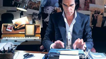 Erst das Schreiben, dann die Musik: Nick Cave an der Schreibmaschine, er sagt Tag und Nacht