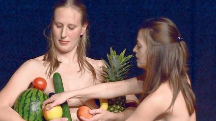 Alles frisch. Rose Beermann und Iva Sveshtarova bei ihrer Performance "Strip Naked, Talk Naked.