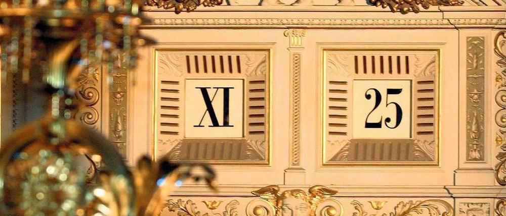 35 Minuten vor zwölf. Die Uhr in der Semperoper zeigt die Zeit in Fünf-Minuten-Sprüngen an. Sie stammt aus dem 19. Jahrhundert. 