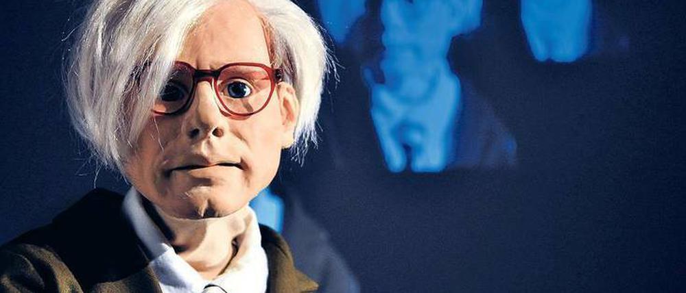 Laufender Meter. Andy Warhol als Handpuppe. 