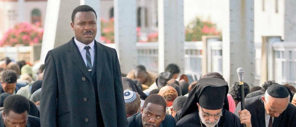 Beten für die Bürgerrechte. Martin Luther King (David Oyelowo) mit Demonstranten auf der Pettus-Brücke in Selma. 