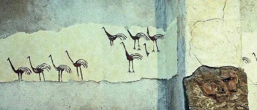 Kopie der Wandmalerei mit Straußenvögeln und Originalrelief eines menschlichen Gesichtes im Neolithischen Haus von Tell Bouqras im Museum von Deir az-Zor.