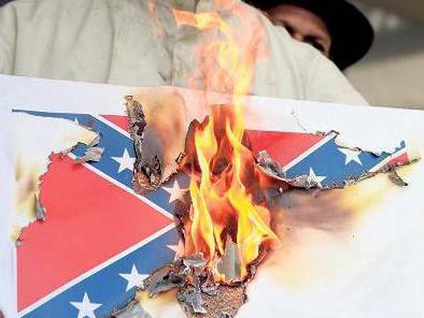 Nach Charleston. Die Konföderiertenflagge verbrennen: ein Protestakt gegen Rassismus. 