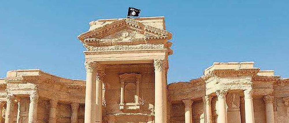 Fotomontage oder Wirklichkeit? Die IS-Flagge in der antiken syrischen Ruinenstadt Palmyra. Das Bild stammt von einer Website des Dschihad. 