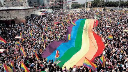 Im Zeichen des Regenbogens. Der Istanbul-Pride-Marsch von 2013 war mit 100 000 Teilnehmern die bislang größte queere Demonstration der Türkei. 