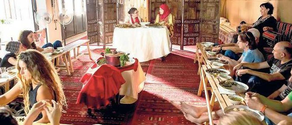 Gemeinschaftsküche. Bei „Sami’s Mother“ (am Tisch hinten rechts) werden lokale Köstlichkeiten zubereitet und Geschichten aus Völkern und Religionen erzählt.