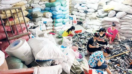 Arbeiterinnen zerlegen Elektronikmüll in Guiyu, südwestlich von Shantou – dem Vorbild für Ma Jians „Himmelsstadt“.