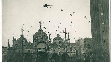 Anfänge des Luftkriegs. Jahrelang flogen Maschinen der österreichísch-ungarischen Luftwaffe Angriffe gegen Venedig. Die Stadt wurde im Ersten Weltkrieg von über tausend Bomben getroffen. 